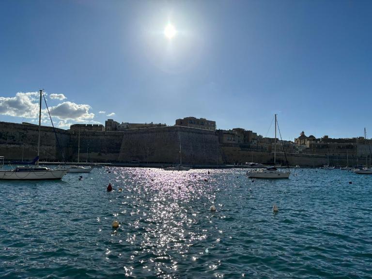 Traditional Maltese Sea View Apartment - Chambres d'hôtes Kalkara