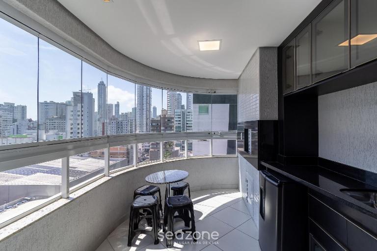 Apto c/ varanda 600m da orla Centro BC EJF0702 - Chambres d'hôtes Balneário Camboriú