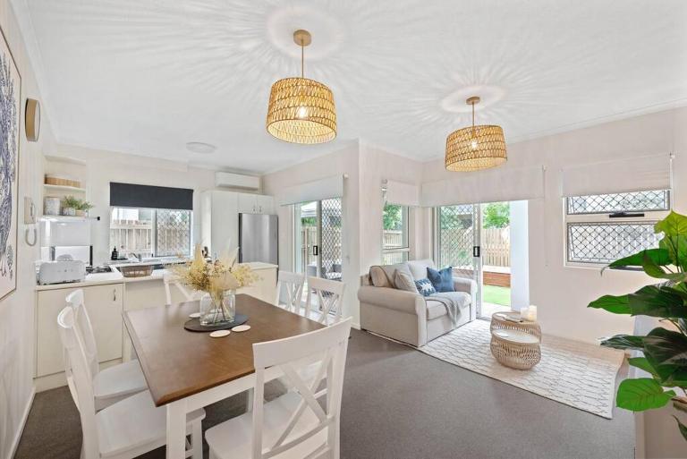 Contemporary Comfy ~ 2Bed/2Bath/1Car ~ Hawthorne - B&B Brisbane