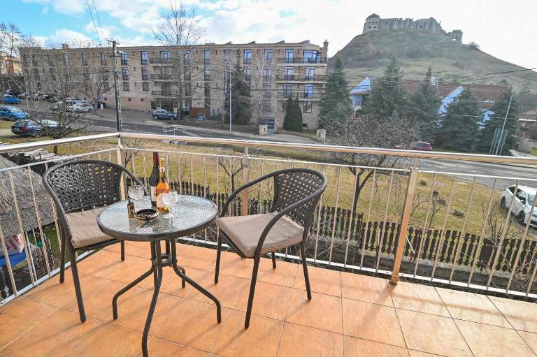Vár-Lak Apartman - Ferienwohnung Schimeck