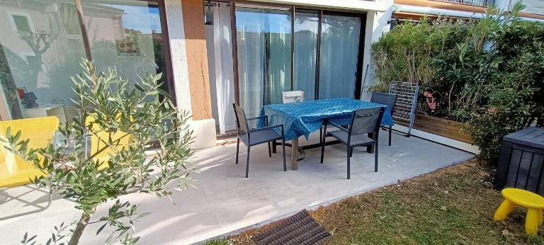 Port Cogolin, T2 calme dans belle résidence, piscine, proche St Tropez - B&B Cogolin