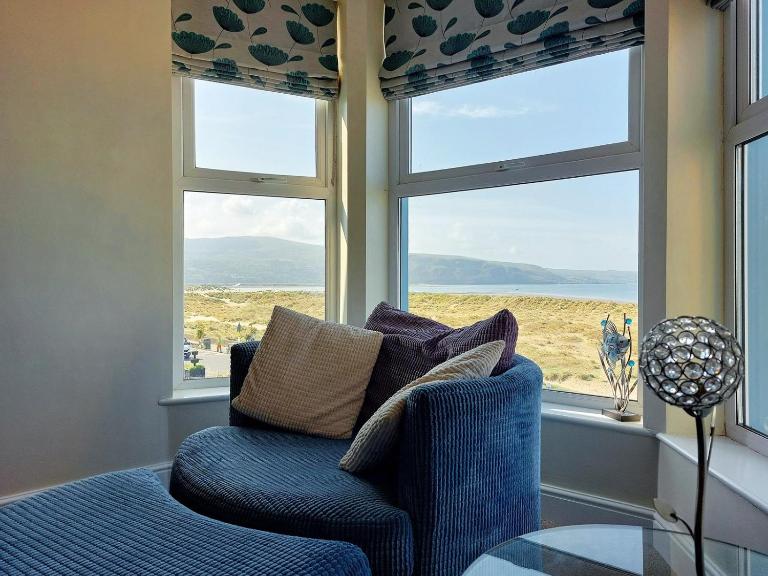 Hafan Y Traeth Beach Front Apartment in Barmouth - B&B Barmouth