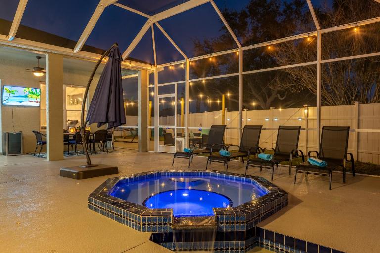 A Wave From it All! Pet friendly, Private heated pool home with fire pit! - B&B Bradenton
