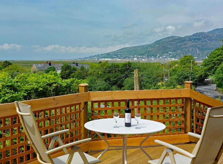 South View Cottage with Terrace and Coastal Views - B&B Fairbourne