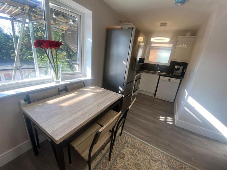 Relaxing 1-Bed Apartment Your Home Away from Home - Chambres d'hôtes Londres