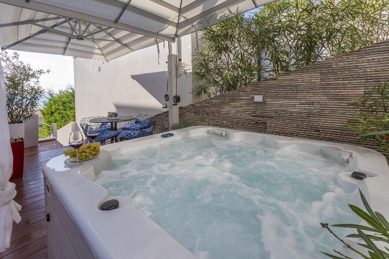 Panoramaussicht und Whirlpool im exklusiven Viertel - B&B Cirquenizza