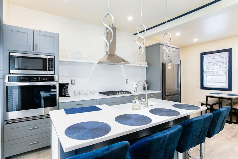 Walk to ND, Hot Tub, Lux Kitchen, Pet Friendly - B&B South Bend