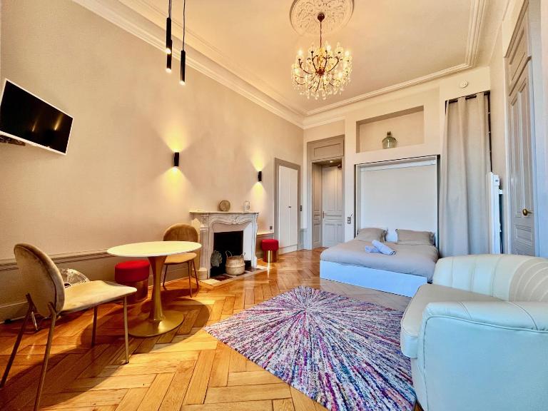 Appartement bourgeois avec terrasse et vue lac - B&B Aix-les-Bains