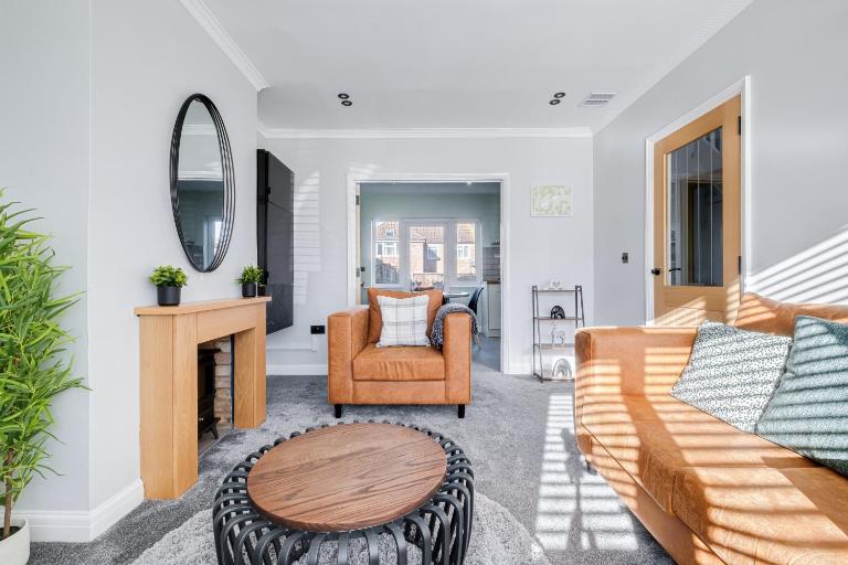 Stylishly decorated 3 bed house presented by Our Home Short Stays comfortable beds with crisp linen and plenty of outdoor space to enjoy - B&B Bedford