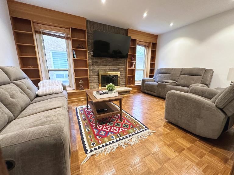 Elegant Spacious 4BR House in Upscale Neighborhood - B&B Richmond Hill