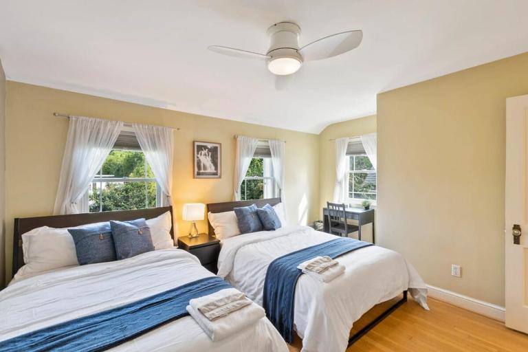 Beautiful 3BR 2BA Colonial House by CozySuites - Bed and Breakfast Alexandria