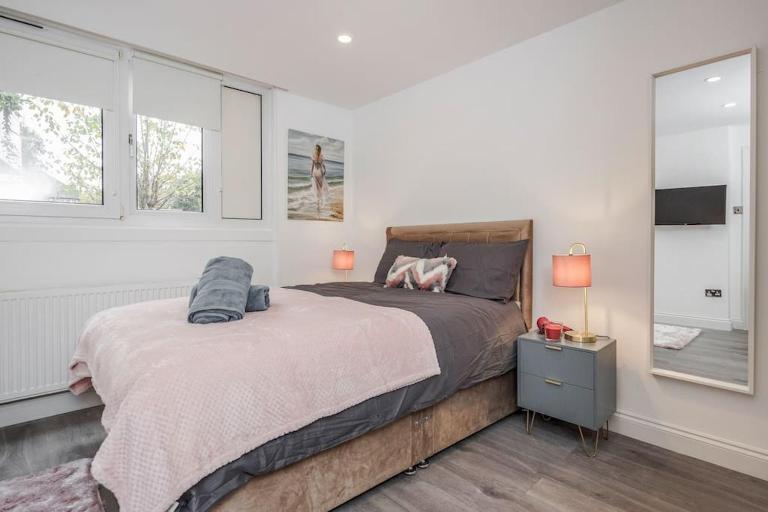 Lovely 2-Bedroom Condo With Balcony and Park View - B&B Londra