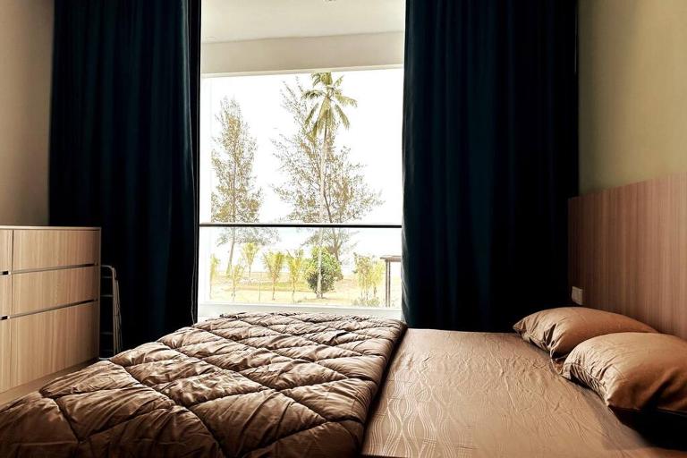Beachfront Retreats @RoxyBeachSematanApt. - B&B Sematan