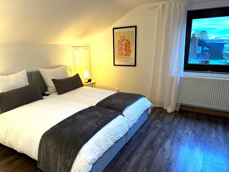 ST-Apartments Charming 3 - Helles Dachgeschoss-Studio mit Doppelbett oder zwei Einzelbetten - schönem Ausblick in ruhiger Lage und Parkplätzen direkt vor dem Haus - B&B Geislingen an der Steige