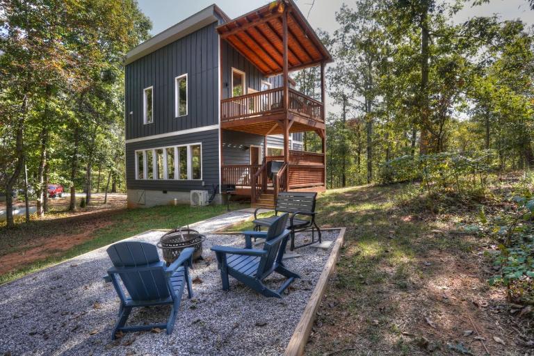 Brand New Modern Luxury Couples Fit for Royalty - B&B Cleveland