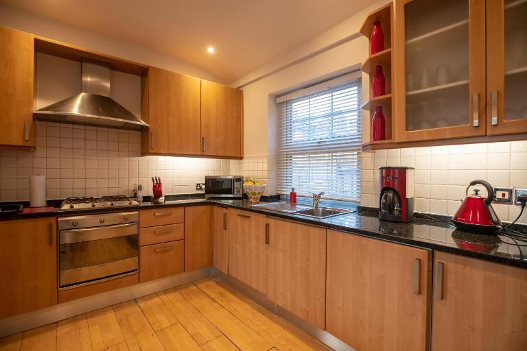 The Zenscape - Chic 2 Bedroom Apartment l Sleeps 6 with Sofa Bed l Central Location, WiFi, Nearby restaurants & Tesco l Perfect for Business & Leisure Travelers - Ferienwohnung London