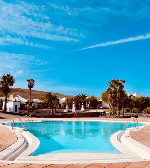 Lovely Villa Atienza 99, communal pool, private hot tub - Bed and Breakfast Playa Blanca
