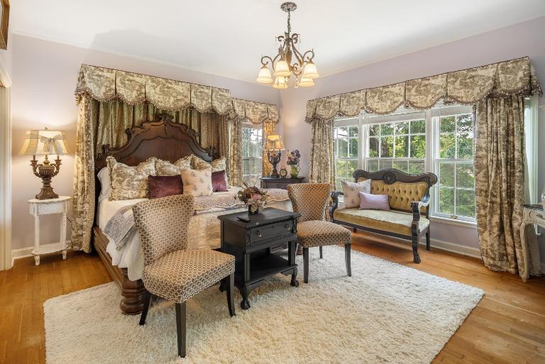 King suite-Sitting area-Backyard views-The Blooming Garden - B&B Fort Smith