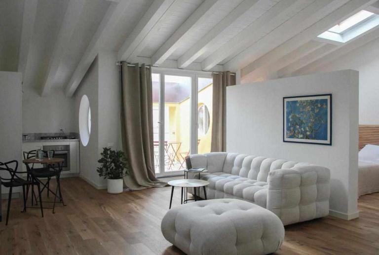 Waterfront balcony I Grani 4 Resort Style Suite - B&B Livorno