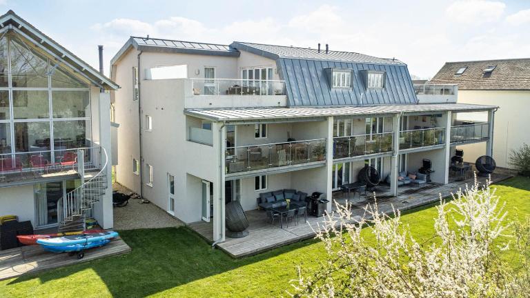 Luxury property with spa access on a nature reserve Damselfly HM105 - Chambres d'hôtes Somerford Keynes