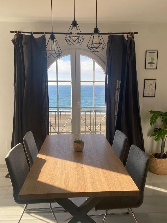 Apartamento tres habitaciones primera línea de playa - B&B Rincón de la Victoria