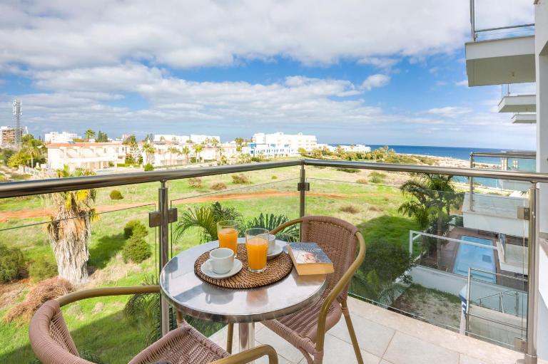 Austin - Coralli Beachfront Apartment - Chambres d'hôtes Protaras