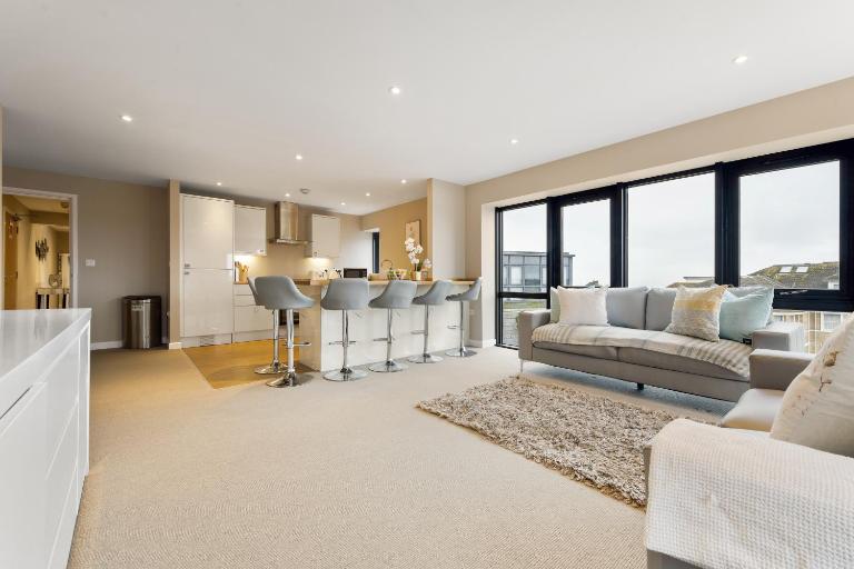 Westcliff Penthouse with Sea Views and Balcony - B&B Bournemouth