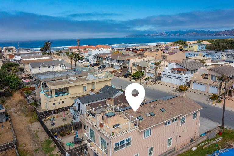 2 min walk to beach! Large Home! Rooftop Deck! - B&B Oceano