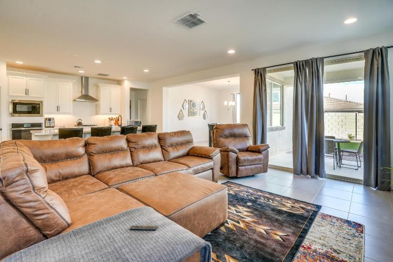 5 Mi to Westgate! Newly Built Family Retreat - B&B Glendale