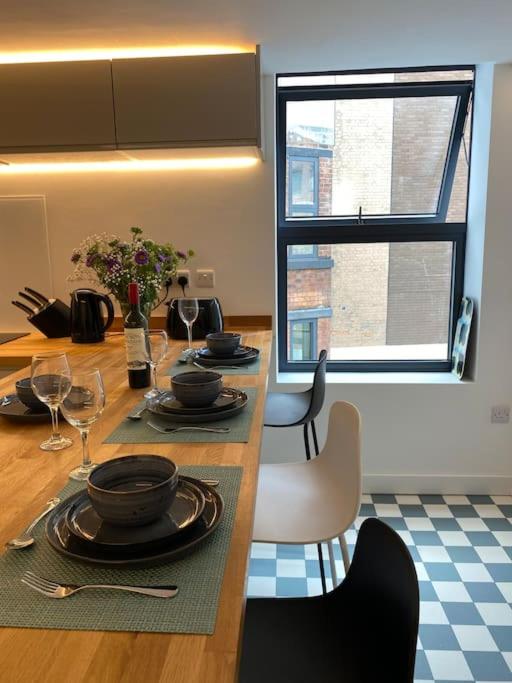 Contemporary City Centre 3 bedroom apartment - B&B Sheffield