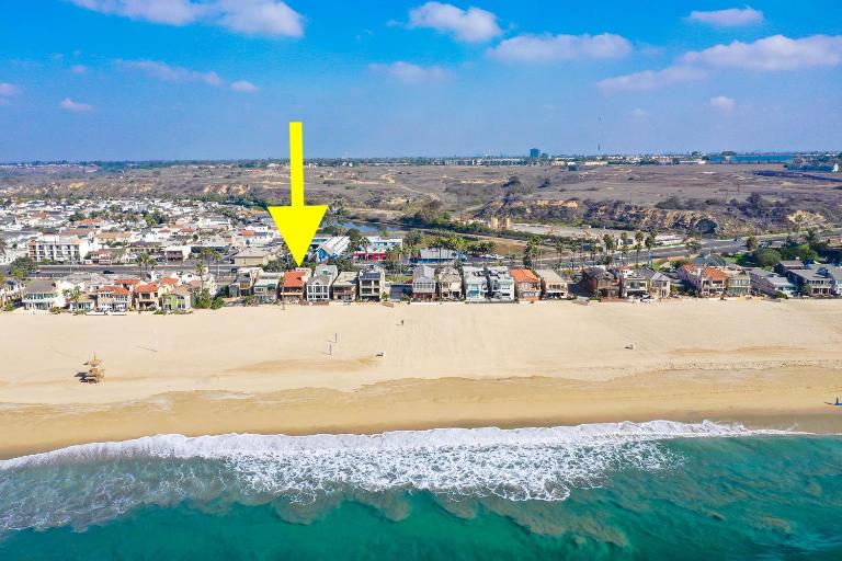 2 Bed Oceanfront with patio on the Sand in Quiet West Newport - B&B Newport Beach