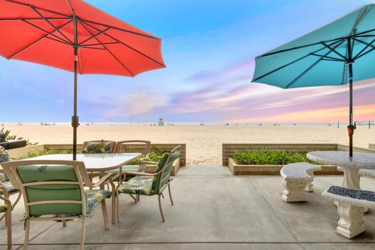 West Newport Oceanfront Home and Patio on 65th St - B&B Newport Beach