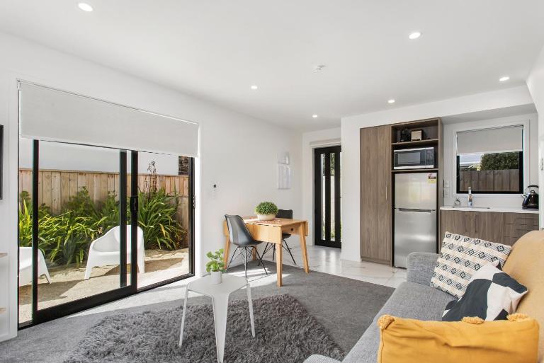 Charming Sunny Warm 10 Mins CBD Book Now - B&B Christchurch
