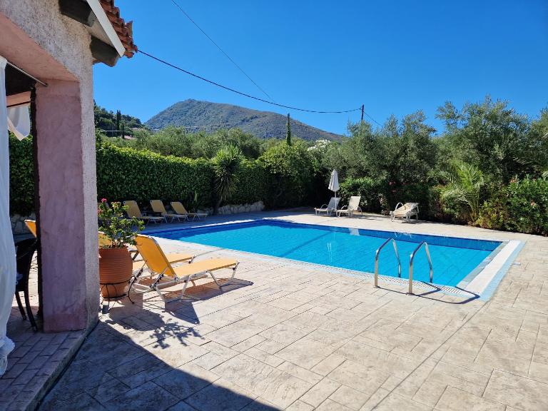 Villa Iliaktida - Private Villa with large Pool, Garden, Outdoor Kitchen & BBQ - B&B Lithakiá