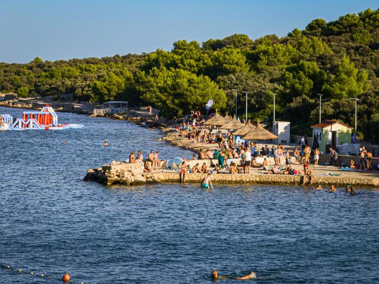 Apartments Pervan by the beach 3 bedrooms - B&B Jezera