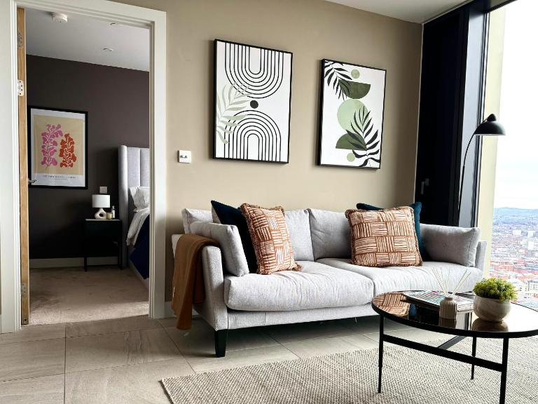 Lusso by Luisa - 2 Bed Modern Luxury Apartment in Central Birmingham (5*) - Bed and Breakfast Birmingham