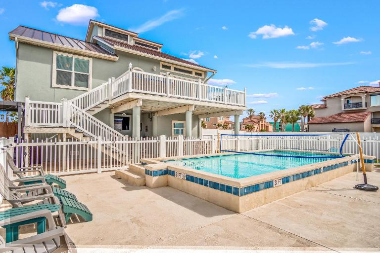 S.S. Minnow - B&B Mustang Beach