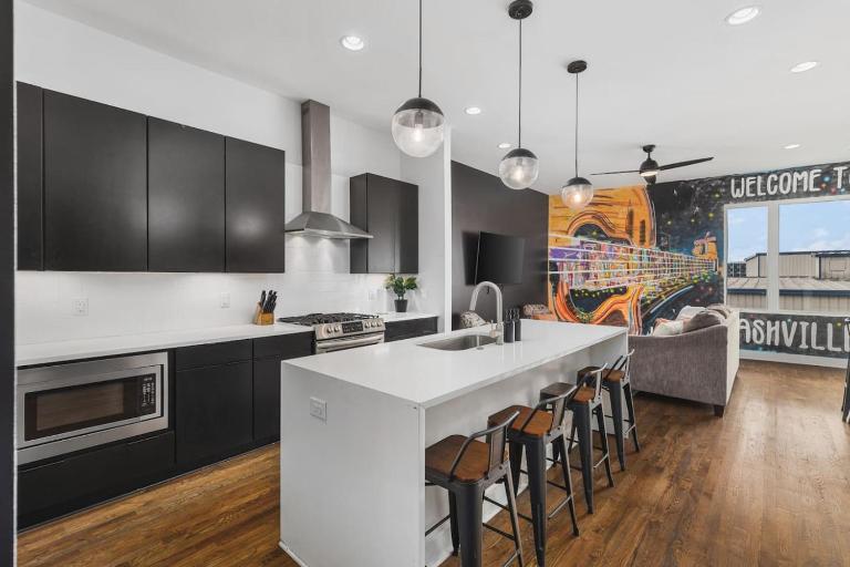 Home with Rooftop Deck & Garage, 2 miles to Downtown Broadway - Bed and Breakfast Nashville