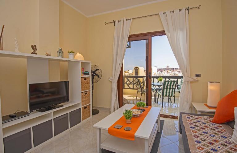 Buki-Gravity-Homes, Ap No2, seaview , HEATED pool, 5 star resort Gravity Sahl Hasheesh-FOR GUESTS WITH NONEGYPTIAN PASSPORTS - B&B Hurghada