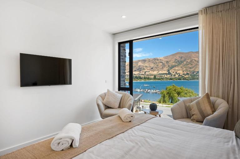 Lakeside Luxury Studio Apartment - B&B Wanaka