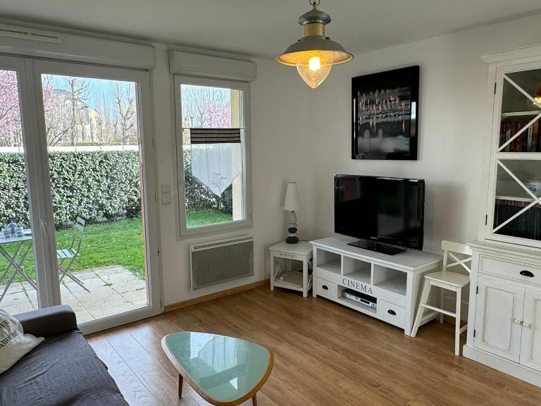 Appartement Moderne T2, Rez-de-Jardin, Proche Plage et Centre Ville, Parking, Wifi, Animaux Acceptés - FR-1-487-362 - Chambres d'hôtes Cabourg