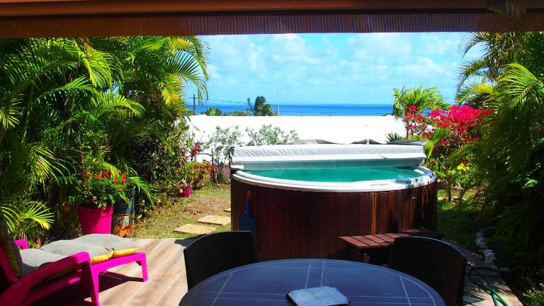 "Les alizés du Morne" bel et grand appartement de charme vue mer jardin jacuzzi cuve - B&B Sainte-Anne