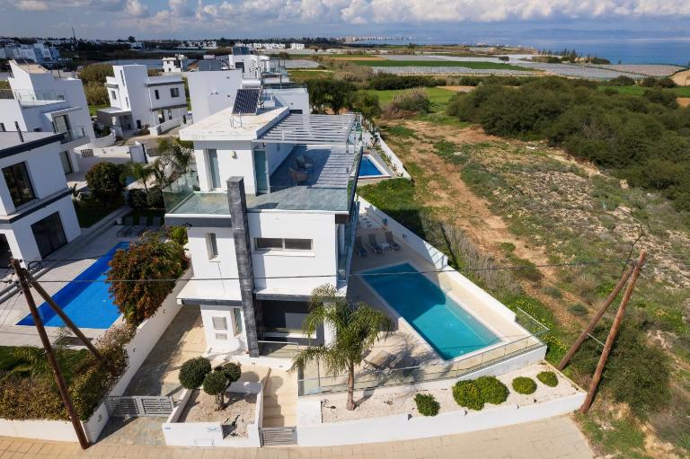 Seaside Luxury Villa with Heated Pool - Bed and Breakfast Paralímni