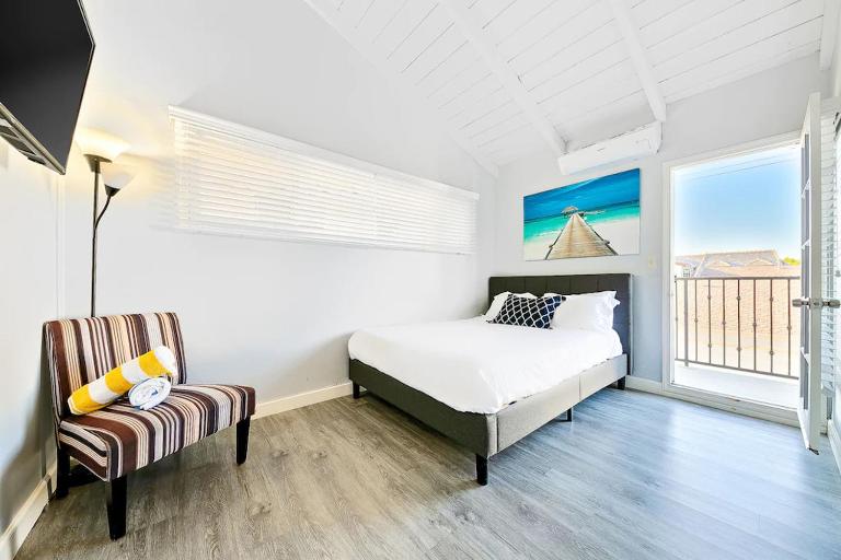 4 Bedroom Across from the Beach and Boardwalk - B&B Newport Beach