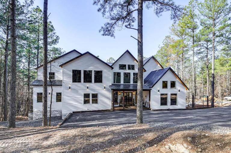 Luxe Group Getaway w/ 2-Story Deck in Broken Bow! - Bed and Breakfast Broken Bow