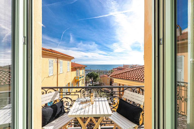 Le Bréa, Élégant appartement, jolie vue mer - Bed and Breakfast Menton