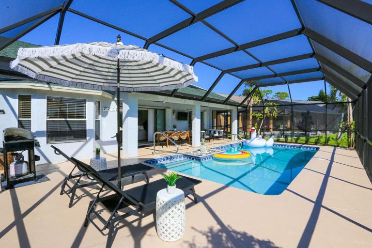 Sunny Naples 3BR Retreat with Solar Heated Pool and BBQ - B&B Naples