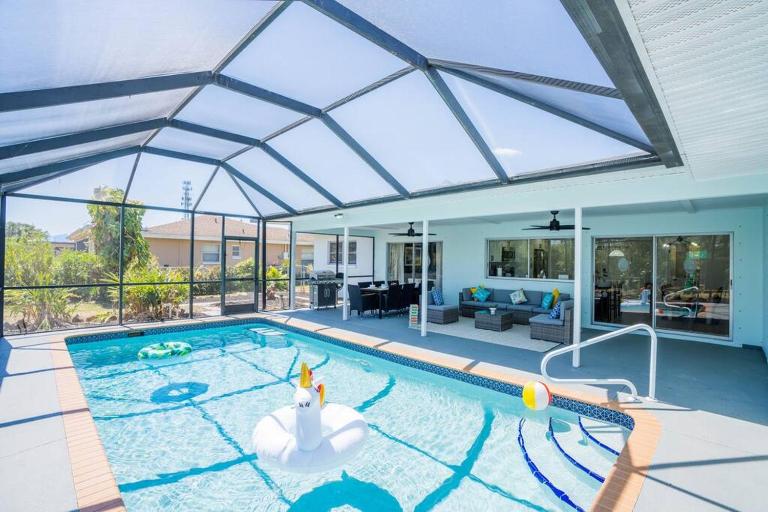 Heated Pool Villa/3 beds/Beach/Downtown/Game Room - B&B Cape Coral