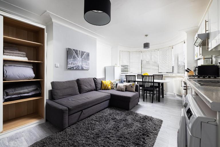 One Bedroom Apartment opposite Brent Cross station - Ferienwohnung London