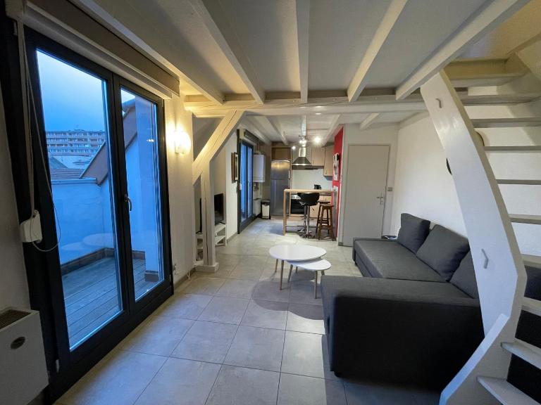 FATHALA - appartement lumineux en dernier étage - face à la gare routière - B&B Sarrebourg